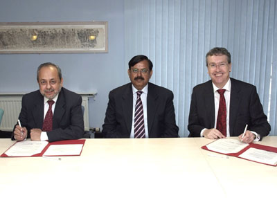 Federal Minister for Science and Technology Ch. Nouraiz Shakoor Khan (centre) Rector of CIIT, Dr Zaidi Junaid (left) with Lancaster University Vice-Chancellor Professor Paul Wellings at the signing ce